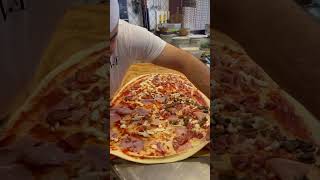 IL PIZZAIOLO PIÙ GRANDE DEL MONDO 😆😆😆🍕🤩🙏strapizzando allinfinito [upl. by Doralia]