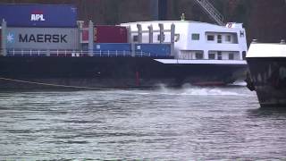 Gütermotorschiff auf dem Rhein festgefahren [upl. by Gahl]