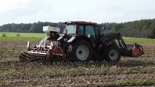 Groenbemester zaaien in Nijemirdum met een Valtra N121 en een Zocon Z300 zaaimachine [upl. by Bullough]