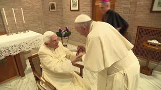 Papa Francesco porta i nuovi cardinali a salutare Ratzinger larrivo in minibus e lincontro [upl. by Leela697]