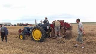 Moissonneuse batteuse JF MS70 et tracteur Sift H30 [upl. by Torrie686]