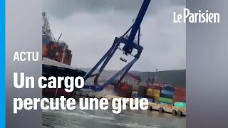 Turquie  un cargo rate sa manoeuvre et détruit plusieurs grues en entrant dans un port [upl. by Demmer]