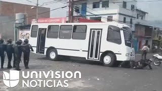 Policías venezolanos mueren al ser arrollados por un autobús durante manifestación [upl. by Adnorahc]