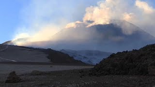 Lava e neve sullEtna che torna in eruzione [upl. by Wendin]