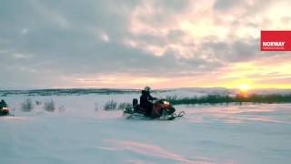 Conducir una moto de nieve [upl. by Noach]