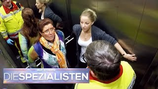 Panikattacke im feststeckenden Aufzug Kommt die Rettung rechtzeitig  Die Spezialisten  SAT1 TV [upl. by Eadahc]