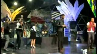 Juan Luis Guerra y Romeo Santos interpretan Frio Frio en los Premios Billboard 2013 [upl. by Weibel153]