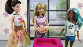 Rodzinka Barbie Zajęcia z opieki nad dzieckiem  Bajka dla dzieci po polsku the Sims 4 odc41 [upl. by Sirob538]