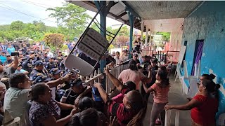 Policia Nacional se enfrenta a g0lpeś con miembros de una iglesìa evangelica [upl. by Jeanine997]