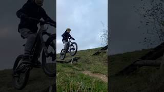 Fünfjähriger im Dirtpark dirtpark bikepark mtbjump mtbkids actionkids [upl. by Nymzaj]