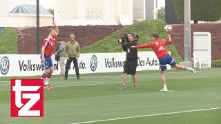 Stars des FC Bayern spielen Handball  Anlässlich der HandballWM in Katar [upl. by Bathesda]