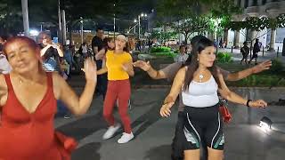 CON MUCHO SABOR ANDINO ROBOTINA ENCENDIO LA PISTA DE BAILE plazalibertad [upl. by Simmie]