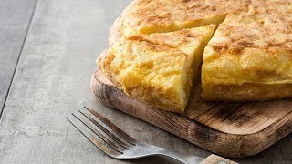 La MEJOR tortilla de patatas española  Receta para cocinar tortilla de patatas JUGOSA [upl. by Enilram796]