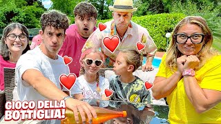 GIOCO DELLA BOTTIGLIA GIGANTE IN PISCINA CON TUTTI I NOSTRI AMICI E FIDANZATO MATTIA Bacio [upl. by Nerol284]