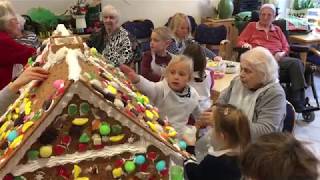 Hude Kinder basteln Lebkuchenhaus mit Senioren [upl. by Isborne]