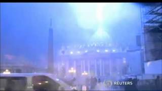 VIDEO REAL Momentos En Que Cae Relampago Al Vaticano Luego De La Renuncia DEl Papa Benedicto XVI [upl. by Leena]