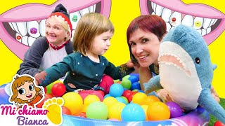 Giochi del dentista con la bambina Bianca Come lavarsi i denti Video per i bambini piccoli [upl. by Ivie]