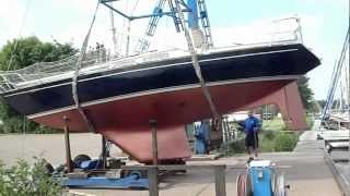 Zeilboot in kraan  Crane lifting sailboat [upl. by Coopersmith324]