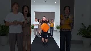 Juggling ping pong balls with objects at the company to receive prizes⚽shorts funny video office [upl. by Estelle]