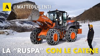 Come si guida una PALA GOMMATA con le CATENE su neve ☃️e ghiaccio ❄️ [upl. by Shaylah]