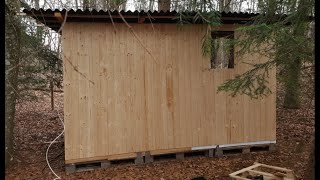 Construire une Cabane dans la foret  Premier mur 5 [upl. by Nired]