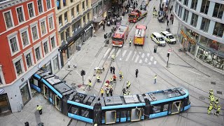 Straßenbahn entgleist in Olso und kracht in ein Geschäft [upl. by Adanama]