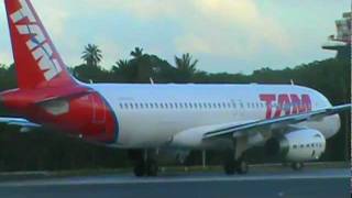 TAM Airbus A320 Decolagem em Salvador GOL 737 800 Taxi [upl. by Alodi]