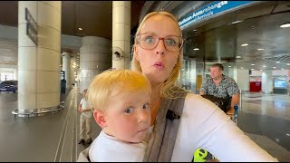 ONZE WERELDREiS BEGiNT 12 UUR VLIiEGEN MET 4 KiDS NAAR MALEiSiE ✈️  Bellinga Vlog 3229 [upl. by Briney]