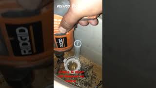 Video Corto o Short de como quitar los tornillos oxidados de un deposito de WC Peluso Tv [upl. by Novello]