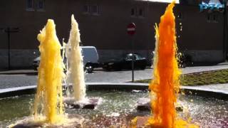 Fontein spuit weer oranje water [upl. by Cirda658]