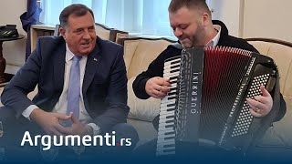 Dodik sa harmonikašem u zgradi Predsjedništva pjevao poznate srpske pjesme [upl. by Pearlman176]