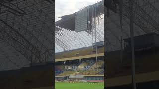 Atap Stadion Wibawa Mukti Bekasi Hancur Diterjang Hujan Deras news beritaterkini bekasi [upl. by Luhem]