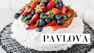 Impresionante Pavlova con berries  Cravings Journal español [upl. by Adlih341]