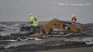 Graafmachine zakt weg in drijfzand Delfzijl [upl. by Coit]