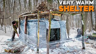 Great shelter in the woods Bushcraft solo overnight building shelter [upl. by Chance]