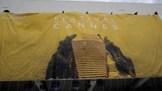 Laffiche du festival de Cannes déroulée sur la façade du palais [upl. by Yorgo]