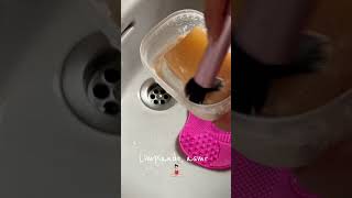 LIMPIANDO BROCHAS ASMR maquillajetips makeuptips maquillalia makeuptutorial [upl. by Acnalb299]