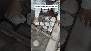 cómo colocar piedra de río en patios y banqueta cemento construction piedra [upl. by Nwadal]