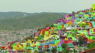 Artistas e moradores transformam favela do México em mural gigante [upl. by Ahsiloc477]