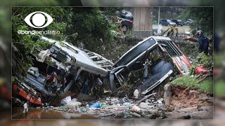 Menina é salva pela avó de ônibus arrastado em Petrópolis [upl. by Bisset]