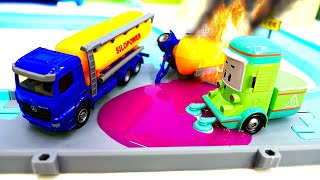 Die Helfer Autos und das Rennauto Spielzeugvideo für Kinder [upl. by Joyce589]