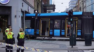 TramUnfall in Oslo Straßenbahn entgleist und rast in Geschäft [upl. by Symer]