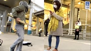 突然プロが駅前で演奏したら、感動した女性が目の前で【中島みゆき糸】 [upl. by Cos922]