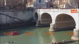 Il tuffo nel Tevere la tradizione del Primo Gennaio dal ponte Cavour a Roma [upl. by Irita]