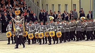 Regimentsgruß Marsch WachbataillonMusikkorps der Bundeswehr  Feierliches Gelöbnis 2019 [upl. by Wilhide844]