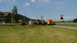 Feldbahn Ziegelei Schumacher Historischer Zug mit BEBLokomotive Bahnübergang Pfaffwil [upl. by Shanks]