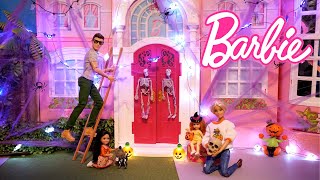 Familia Barbie amp Ken Rutina de Halloween  Los Juguetes de Titi [upl. by Suiravaj]