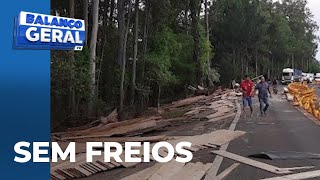 Acidente PR466 carreta sem freios derruba carga em frente ao posto da polícia rodoviária [upl. by Larue]