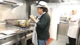 El cantante Al Bano cocina espaguetis [upl. by Claiborn123]