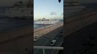 Un ferry de la naviera Armas choca contra el muelle de la Esfinge en Las Palmas [upl. by Graniela]